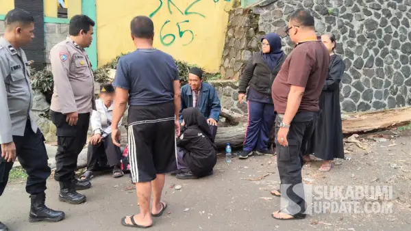 Petugas dan warga mengevakuasi korban ayah dan dua anaknya yang tertimpa pohon tumbang di depan SMPN 8 Kota Sukabumi, Jumat (15/8/2025). (Sumber Foto: Istimewa)