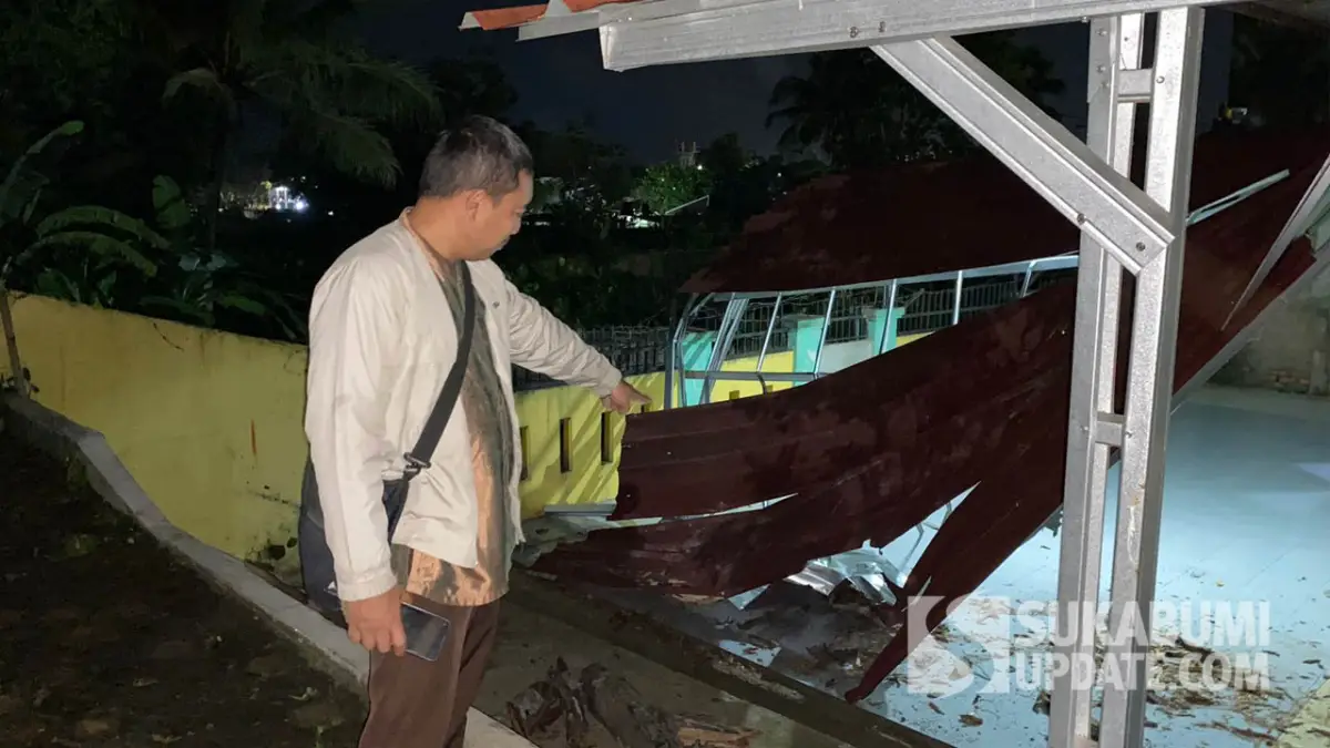 Kondisi kanopi masjid di SMP 8 Kota Sukabumi yang tertimpa pohon Albasiah tumbang.