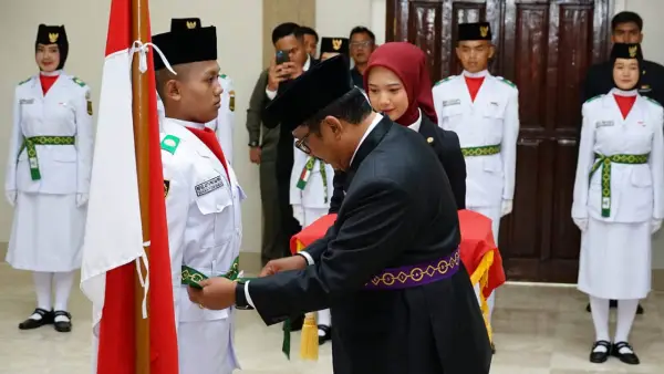 Prosesi pengukuhan 32 anggota Paskibraka Kabupaten Sukabumi 2025 oleh Bupati Asep Japar. (Sumber : Diskominfosan Kab. Sukabumi)