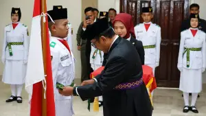 Prosesi pengukuhan 32 anggota Paskibraka Kabupaten Sukabumi 2025 oleh Bupati Asep Japar. (Sumber : Diskominfosan Kab. Sukabumi)