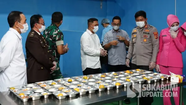 Wakil Bupati Sukabumi, Andreas saat meninjau Sentra Pelayanan Pemenuhan Gizi (SPPG) Polres Sukabumi. (Sumber Foto: SU/Ilyas)
