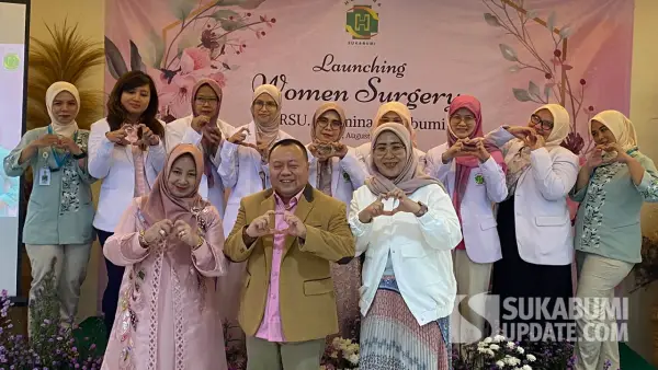 Ketua TP-PKK Kota Sukabumi Ranty Rahmatillah (kanan) berfoto bersama Ketua TP-PKK Kabupaten Sukabumi Rina Rosmaniar, Direktur dan dokter RSU Hermina. (Sumber Foto: SU/Asep Awaludin)