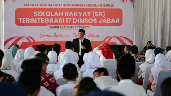 Sekretaris Daerah Jawa Barat, Herman Suryatman, saat membuka MPLS Sekolah Rakyat Terintegrasi 17 Dinsos Jabar di Cimahi. (Sumber Foto: Biro Adpim Jabar)