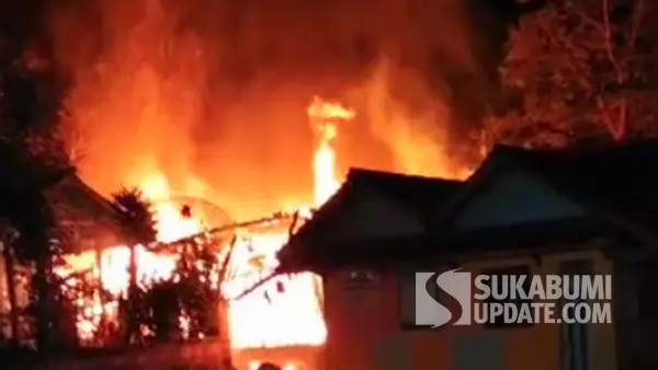 Tangkapan layar rekaman video kebakaran rumah dan bangunan PAUD di Kampung Cibeungang RT 02/04 Desa Mekarsari, Kecamatan Sagaranten, Kabupaten Sukabumi, Sabtu (16/8/2025). | Foto: P2BK Sagaranten