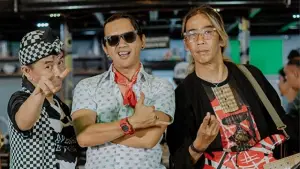 Achonk (Kanan) menjaga nyala musik Blues di Sukabumi dengan jiwa dan Gitar, "King of Blues-nya Sukabumi". Meski telah lama menjadi ikon musik blues di Sukabumi, ia sendiri enggan disebut demikian. (Sumber : Istimewa.).