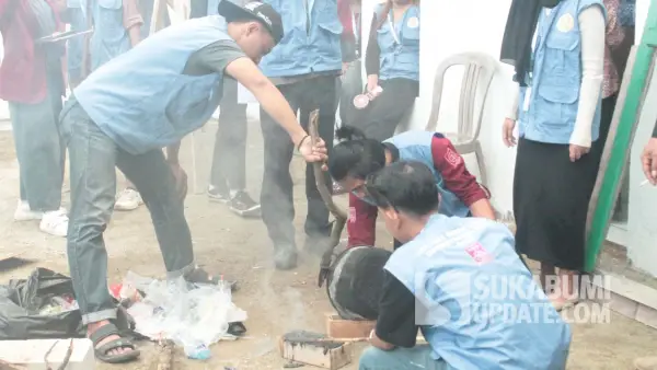 Mahasiswa KKN Universitas Nusa Putra saat sosialisasi pembuatan paving dari sampah organik bersama warga. | Foto: Istimewa