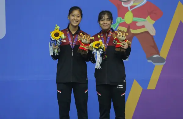 Potret Putri dan Gregoria mendapatkan medalli Sea Games 2021 (Sumber : X/@MohamadSusilo)