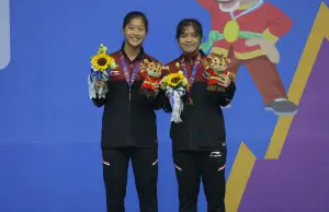 Potret Putri dan Gregoria mendapatkan medalli Sea Games 2021 (Sumber : X/@MohamadSusilo)