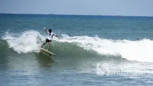 Salah satu peselancar mencoba ombak Pantai Cimaja di Kecamatan Cikakak, Kabupaten Sukabumi. | Foto: Istimewa