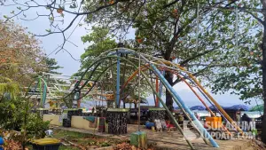Pembongkaran atap shelter di RTH Pantai Citepus, Kecamatan Palabuhanratu, Kabupaten Sukabumi. | Foto: SU/Ilyas Supendi