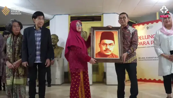 Cucu KH Ahmad Sanusi, Hj. Neni Fauziah saat menghdiri peluncuran Prangko edisi Khusus HUT RI yang ke 80 di Museum Perumusan Naskah Proklamasi di Jakarta, Selasa 12 Agustus 2025 | Foto : Capture Youtube Kemenkebud RI