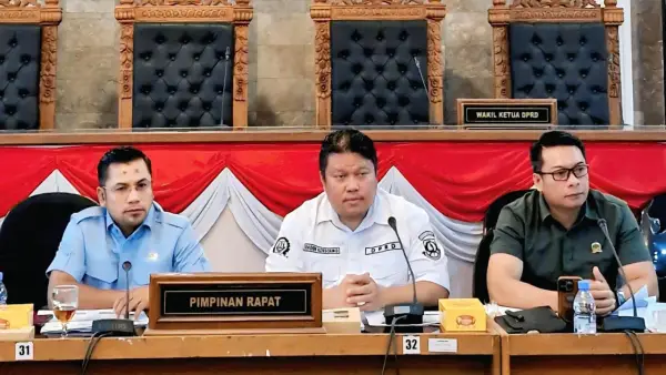 Ardi Wantoro saat memimpin rapat Raperda Perubahan APBD 2025, Kamis (14/8/2025) | Foto : Dok. DPRD Kota Sukabumi