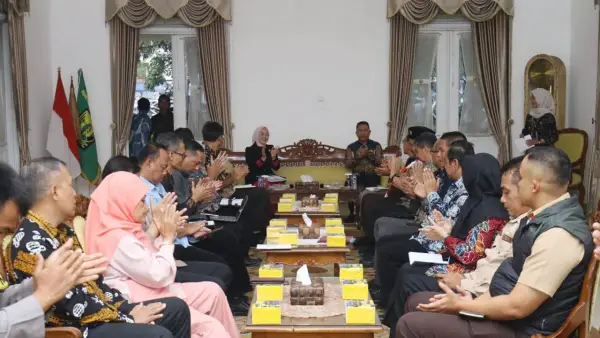 Kepala DPMD Gun Gun Gunardi turut hadir saat menerima Kunjungan Kerja Anggota Komite I DPD RI, Aanya Rina Casmayanti di Pendopo Sukabumi, Kamis 14 Agustus 2025 | Foto : Dokpim