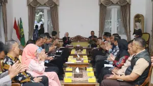 Kepala DPMD Gun Gun Gunardi turut hadir saat menerima Kunjungan Kerja Anggota Komite I DPD RI, Aanya Rina Casmayanti di Pendopo Sukabumi, Kamis 14 Agustus 2025 | Foto : Dokpim
