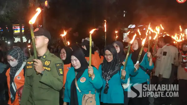 Ribuan warga ikuti pawai obor sambut HUT ke-80 RI di Palabuhanratu, Kabupaten Sukabumi | Foto : Ilyas Supendi
