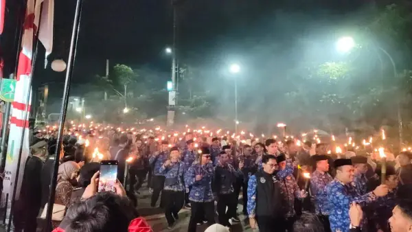 Pawai obor sambut HUT ke-80 Republik Indonesia di Kota Sukabumi | Foto : Asep Awaludin