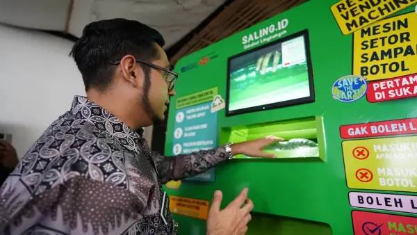 Wakil Wali Kota Sukabumi Bobby Maulana saat melakukan uji coba Reverse Vending Machine (RVM) | Foto : Dokpim