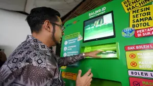 Wakil Wali Kota Sukabumi Bobby Maulana saat melakukan uji coba Reverse Vending Machine (RVM) | Foto : Dokpim