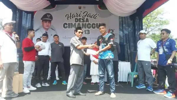 Anggota DPRD Kabupaten Sukabumi Junajah Jajah saat menghadiri peringatan Hari Jadi ke-13 Desa Cimanggu. (Sumber Foto: Istimewa)