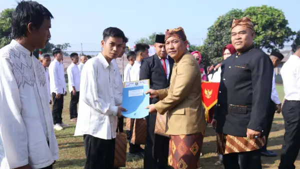 Wabup Sukabumi Andreas saat memberikan surat keputusan remisi dari Kementerian Hukum kepada Narapidana Lapas Warungkiara Sukabumi. (Sumber : Diskominfosan Kab. Sukabumi)