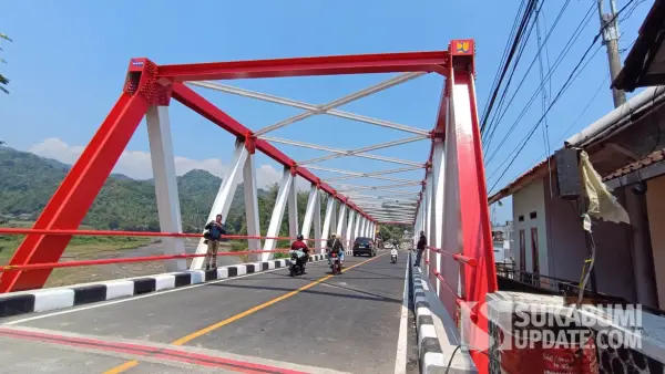 Kendaraan mulai melintasi Jembatan Cidadap Kabupaten Sukabumi, yang kembali difungsikan pada Minggu (17/8/2025). Jembatan penghubung Palabuhanratu–Pajampangan ini dibuka bertepatan dengan HUT ke-80 RI. (Sumber Foto: SU/Ilyas)