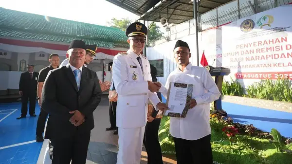 Wali Kota Sukabumi Ayep Zaki saat memberikan surat keputusan remisi dari Kementerian Imigrasi dan Pemasyarakatan kepada Napi Lapas Kelas IIB Nyomplong pada peringatan HUT ke-80 RI. (Sumber Foto: Dokpim Pemkot Sukabumi)