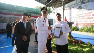 Wali Kota Sukabumi Ayep Zaki saat memberikan surat keputusan remisi dari Kementerian Imigrasi dan Pemasyarakatan kepada Napi Lapas Kelas IIB Nyomplong pada peringatan HUT ke-80 RI. (Sumber Foto: Dokpim Pemkot Sukabumi)
