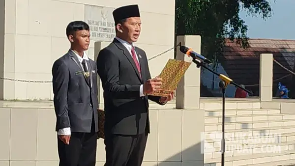 Pembacaan Teks Proklamasi oleh Anggota DPRD Kabupaten Sukabumi, Teddy Setiadi. (Sumber: su/ibnu)