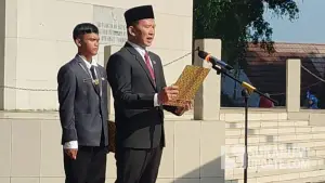 Pembacaan Teks Proklamasi oleh Anggota DPRD Kabupaten Sukabumi, Teddy Setiadi. (Sumber: su/ibnu)