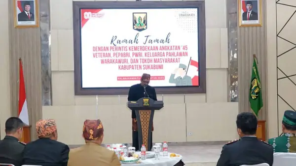Bupati Sukabumi Asep Japar dalam ramah tamah dengan veteran perang, HUT ke - 80 RI (Sumber: portal pemkab sukabumi)