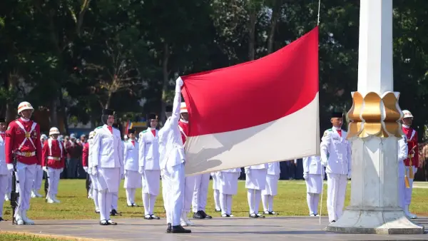 Pengibaran duplikat bendera pusaka merah putih di Lapdek, upacara peringatan HUT ke 80 RI Kota Sukabumi (Sumber: dokpim kota sukabumi)