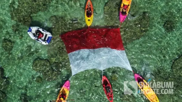 Pengobaran bendera merah putih raksasa di laut ujunggenteng Sukabumi (Sumber: dok ocean view)