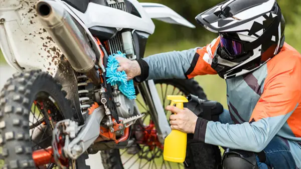 Ilustrasi - Cuci motor dengan sabun cuci piring dan dampak buruk yang terjadi jika terus dilakukan. (Sumber : Freepik.com/@Freepik).