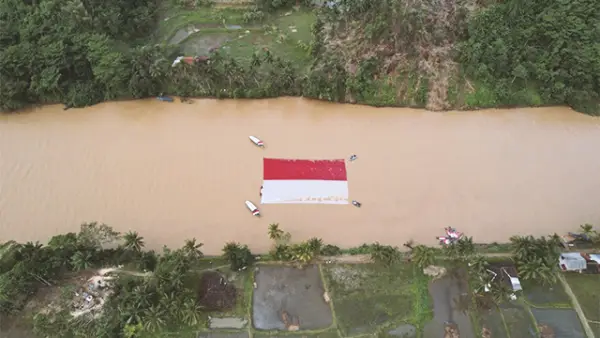 Dompet Dhuafa bersama warga Sukabumi semarakkan HUT ke-80 RI dengan bendera merah putih raksasa di Sungai Cikaso. (Sumber : dompet dhuafa).