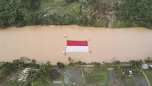 Dompet Dhuafa bersama warga Sukabumi semarakkan HUT ke-80 RI dengan bendera merah putih raksasa di Sungai Cikaso. (Sumber : dompet dhuafa).
