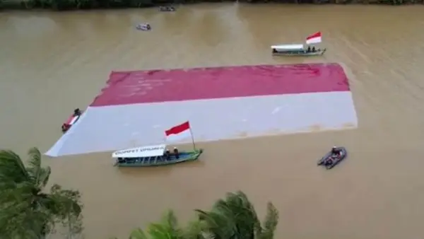 Pengibaran bendera merah putih raksasa berukuran 40 x 40 meter di tengah aliran Sungai Cikaso Sukabumi. (Sumber Foto: Istimewa)