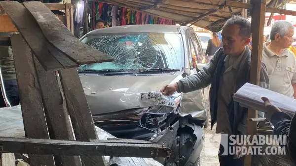 Kondisi mobil Toyota Calya setelah menabrak tiga kendaraan dan kios mie kocok di Jalan Tipar Gede, depan Ramayana, Kecamatan Citamiang, Kota Sukabumi, Senin (18/8/2025). (Sumber Foto: SU/Asep Awaludin)