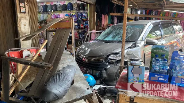 Kondisi mobil Toyota Calya setelah menabrak tiga kendaraan dan kios mie kocok di Jalan Tipar Gede, depan Ramayana, Kecamatan Citamiang, Kota Sukabumi, Senin (18/8/2025). (Sumber Foto: SU/Asep Awaludin)