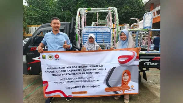 Anggota DPRD Kabupaten Sukabumi Leni Liawati salurkan bantuan Alat Permainan Edukatif (APE) ke lembaga Pendidikan Anak Usia Dini (PAUD). (Sumber Foto: Istimewa)