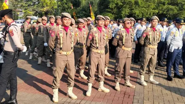 Personel Satpol PP Kabupaten Sukabumi mengikuti upacara peringatan HUT ke-80 RI di Lapang Cangehgar, Palabuhanratu, Minggu (17/8/2025). (Sumber Foto: Istimewa)