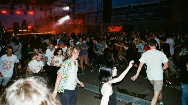 Ilustrasi - Moshing bukan sekadar aksi brutal di konser musik, tapi bagian dari budaya dengan sejarah panjang musik yang bergairah (Sumber : Pexels.com/@vitalina).