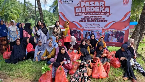Warga yang mayoritas emak-emak antusias membeli sembaku murah di Pasar Merdeka yang digelar komunitas Sehati di Cibitung Sukabumi. (Sumber Foto: Istimewa)