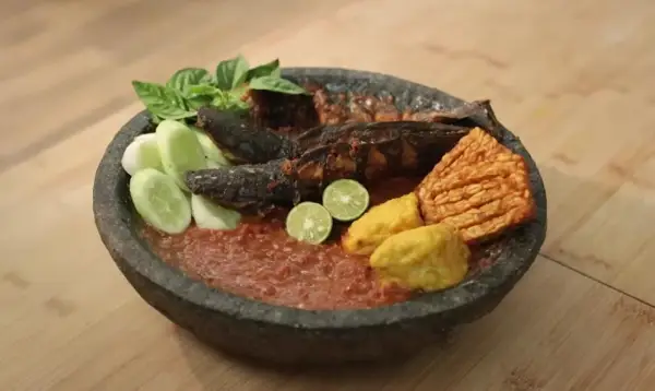 Tampilan pecel lele lamongan ala chef Devina Hermawan, dengan menu pelengkap tahu, tempe, timun dan kemangi (Sumber : Youtube /@devinahermawan)