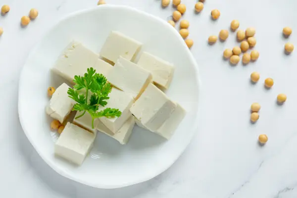Tahu merupakan makanan superfood lokal yang meski kecil tapi kaya manfaat (Sumber : Freepik/@jcomp)