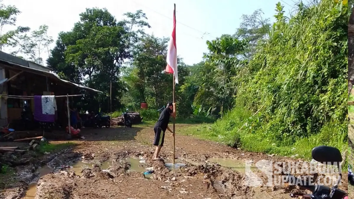Merah Putih di Jalan Rusak: Warga Bangbayang Sukabumi Protes Infrastruktur di HUT ke-80 RI
