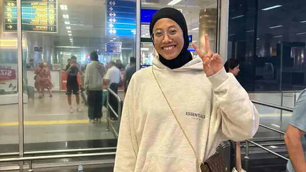 Megawati Hangestri Pertiwi tiba di turki untuk bergabung dengan tim voli Manisa BBSK. (Sumber : Instagram/@ManisaBBSK).