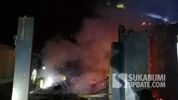 Kebakaran rumah di Kampung Cisalada RT 08/03 Desa Mekarwangi, Kecamatan Kalibunder, Kabupaten Sukabumi, pada 18 Agustus 2025 malam. | Foto: P2BK Kalibunder