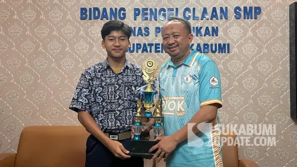 Muhammad Herlan Dermawan bersama Devi Indra Kusumah, Kepala Seksi Kesiswaan pada Disdik Kabupaten Sukabumi. | Foto: SU/Turangga Anom