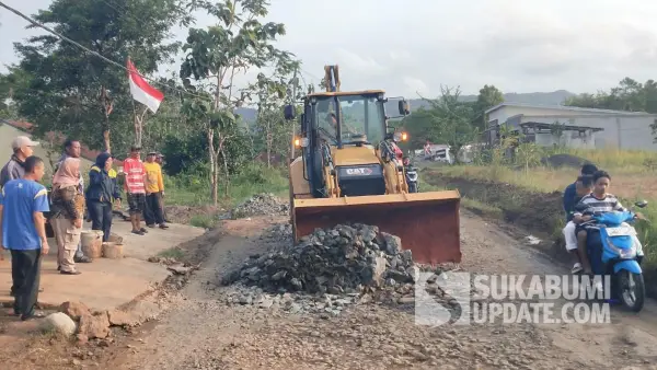 Penanganan sementara Jalan Cigadog-Cimanggir, tepatnya di Desa/Kecamatan Sagaranten, Kabupaten Sukabumi. | Foto: UPTD PU Wilayah Sagaranten