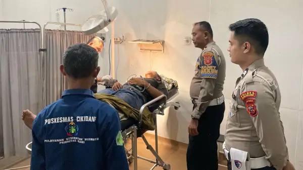 Sopir truk pupuk yang terjun ke jurang di kawasan letter S Cikidang Sukabumi menjalani perawatan intensif di RSUD Palabuhanratu. (Sumber Foto: Istimewa)